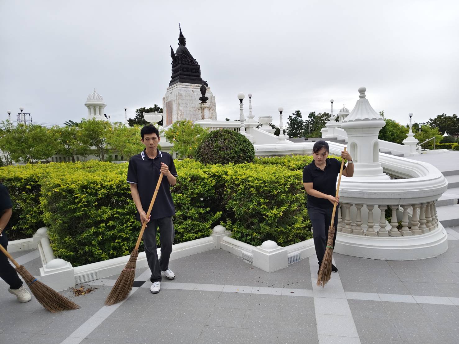 title - ปฏิรูปที่ดินจังหวัดเพชรบุรี มอบหมายให้ นางสาวปาริชาติ สนธิ ผู้อำนวยการกลุ่มกฎหมาย พร้อมด้วย เจ้าหน้าที่ ส.ป.ก.เพชรบุรี ร่วมกิจกรรมจิตอาสาการทำความสะอาด และปรับภูมิทัศน์พื้นที่บริเวณรอบอุทยานเฉลิมพระเกียรติ พระบาทสมเด็จพระจอมเกล้าเจ้าอยู่หัว